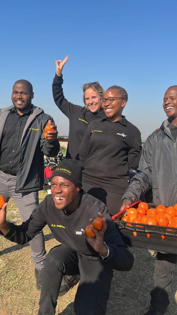 Lindsay with members of the Durban SA Harvest team during a naartjie fruit drop‑off.